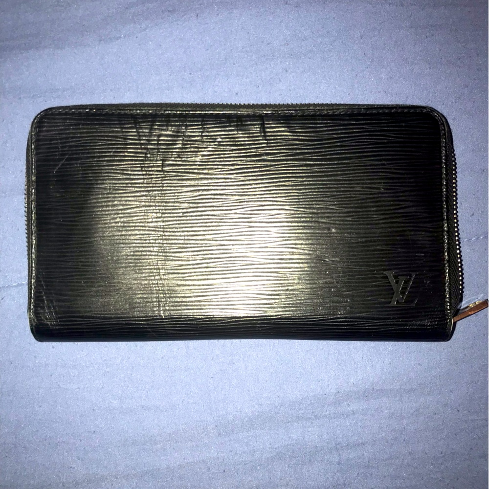 Authentic LV Zippy Wallet, Authenticity available, used but great condition